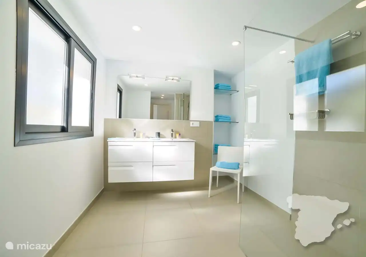 Ensuite Bathroom 2