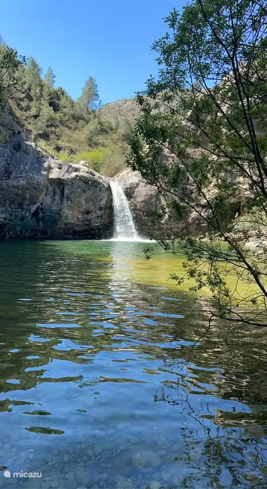 A 20 minutos en coche tienes una bonita ruta a pie con una cascada