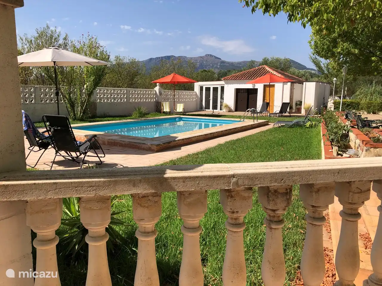 Nuestra piscina de magnesio donde podrás tumbarte en una de las tumbonas o refrescarte en el agua.