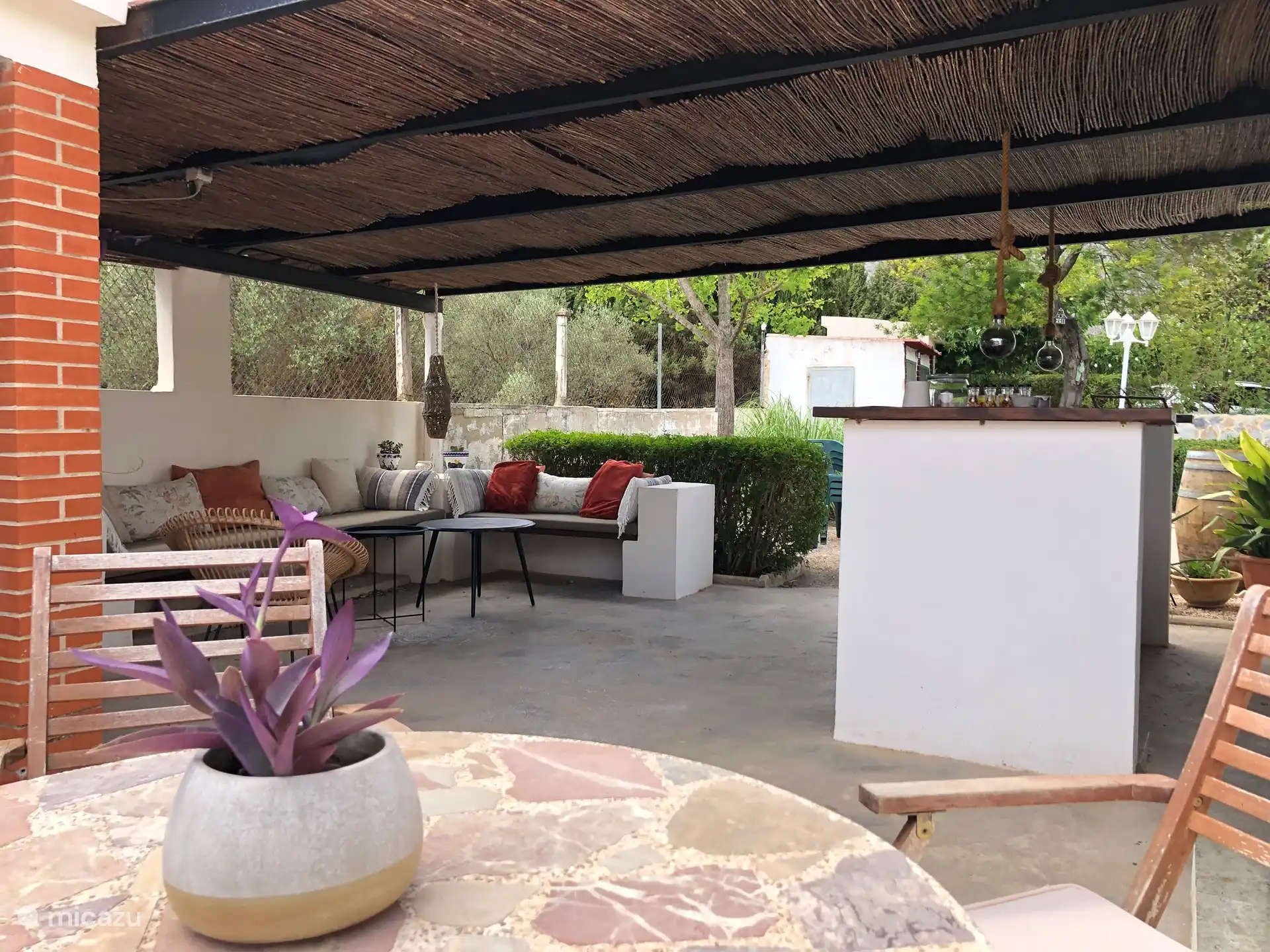 La sala de estar con bar donde se puede disfrutar de diversas bebidas y aperitivos.