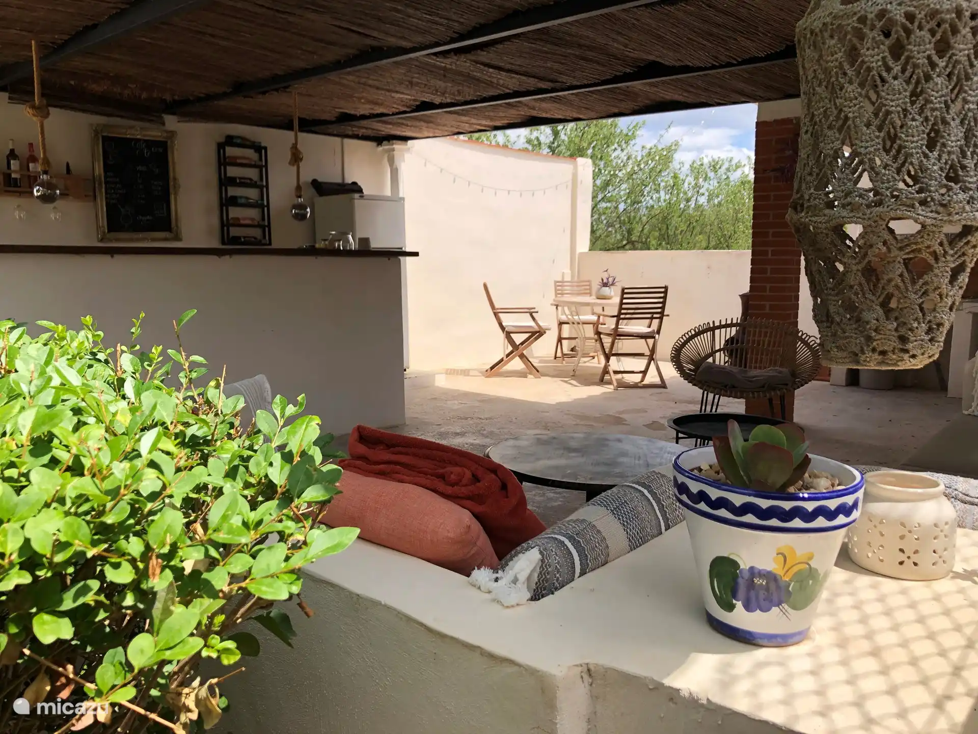 La sala de estar con bar. 
