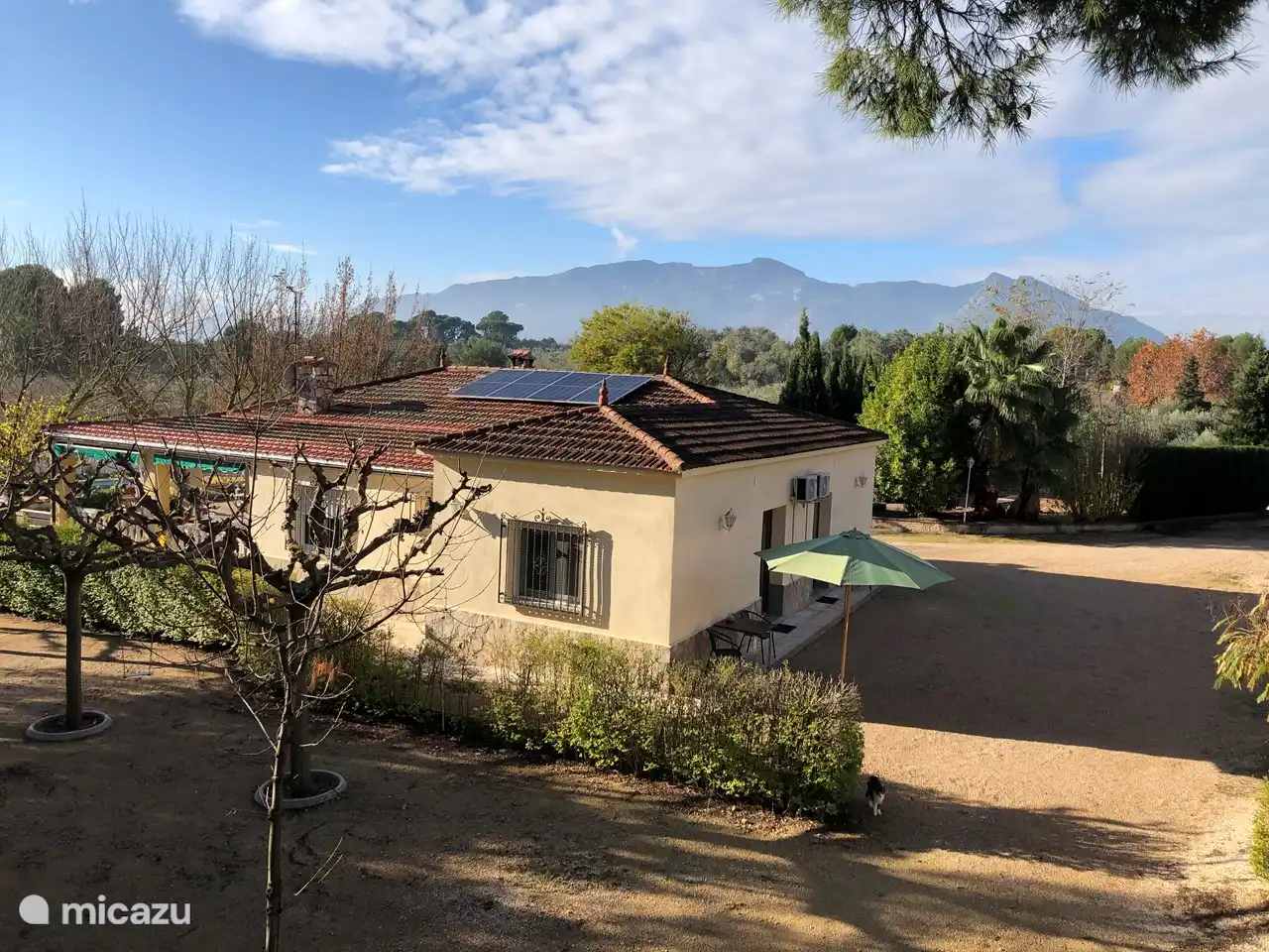 nuestra casa y una vista del hermoso jardín desde el salón