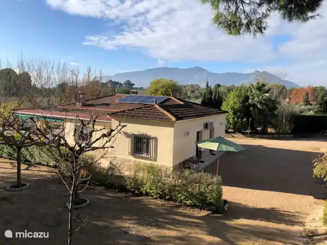 Location de Vacances Espagne, Costa Blanca, Gaianes, chambres d'hôtes -  Spa de Regina notre maison et une vue sur le magnifique jardin depuis le coin salon