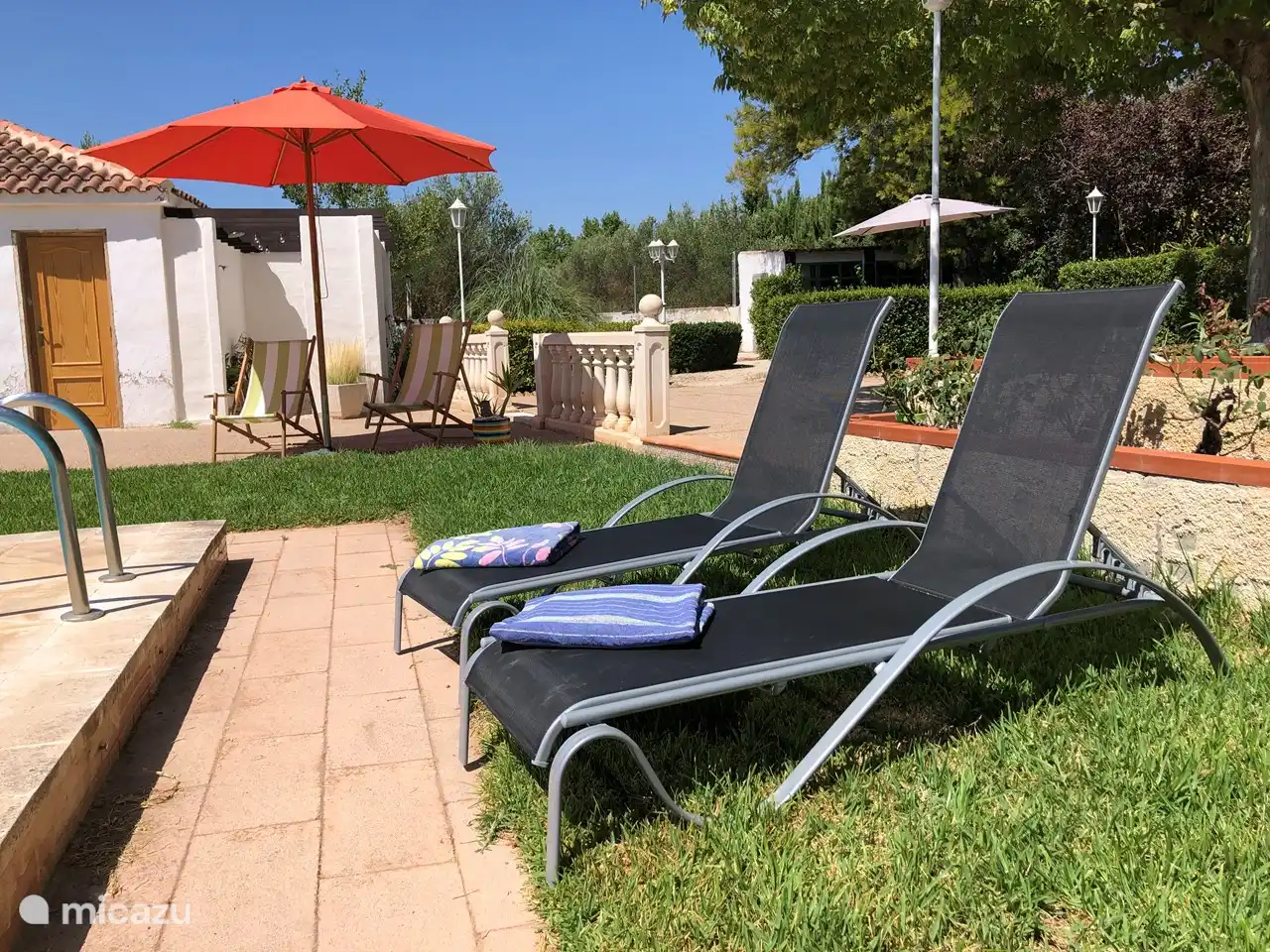 Un lugar encantador junto a la piscina.