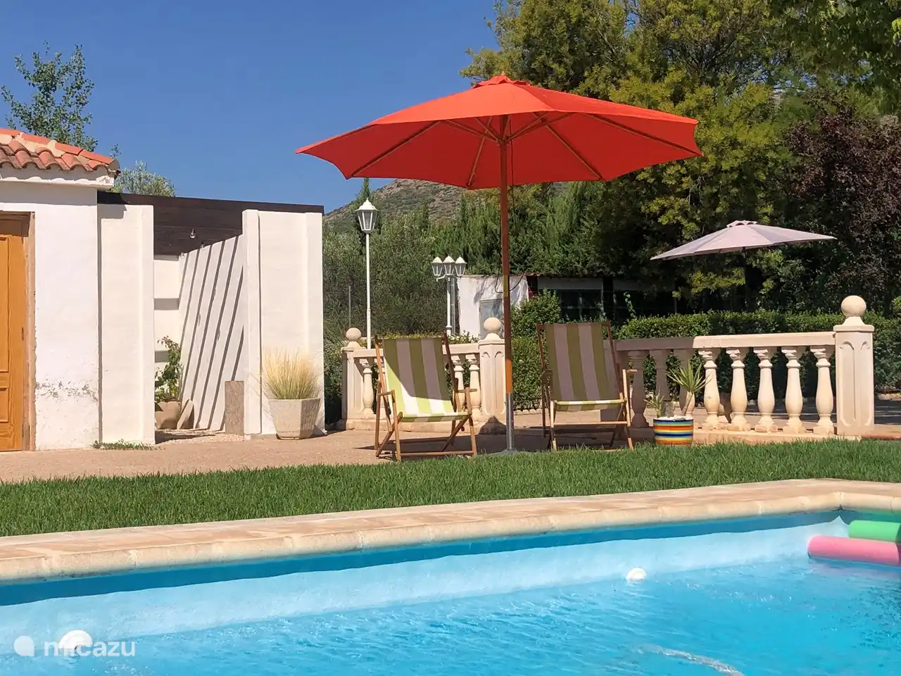 Mucha sombra a lo largo de la piscina.