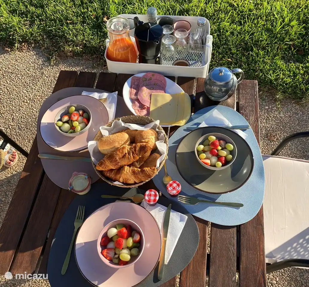 Desde yogur con muselina y fruta fresca hasta bocadillos frescos con fiambres. Puedes escoger lo que quieras.