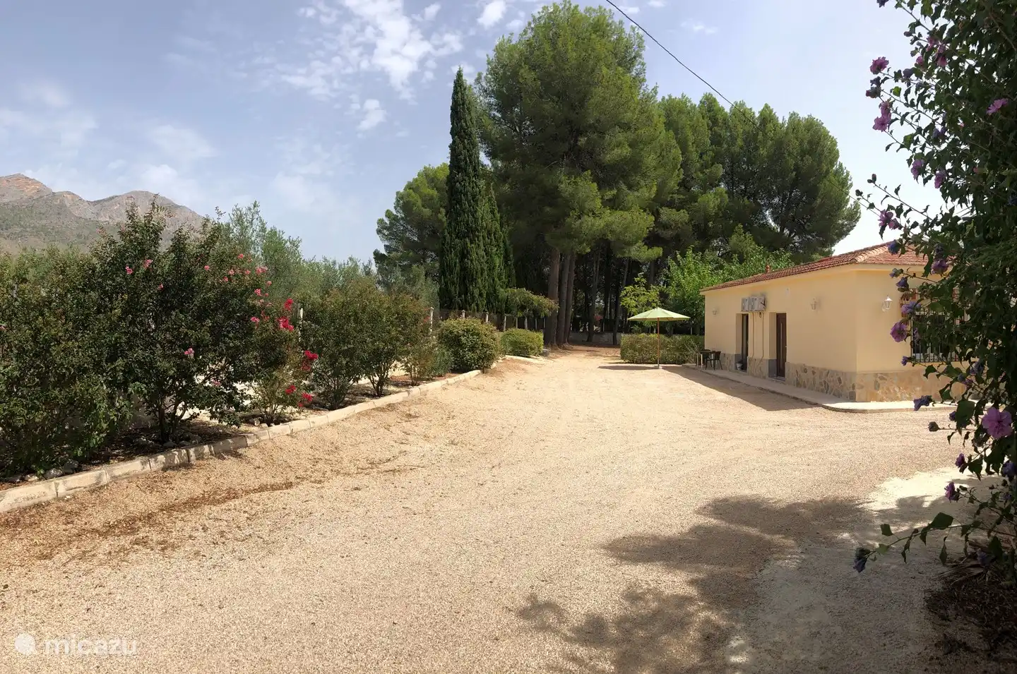 Terraza frente a su B&amp;B con vista a las montañas