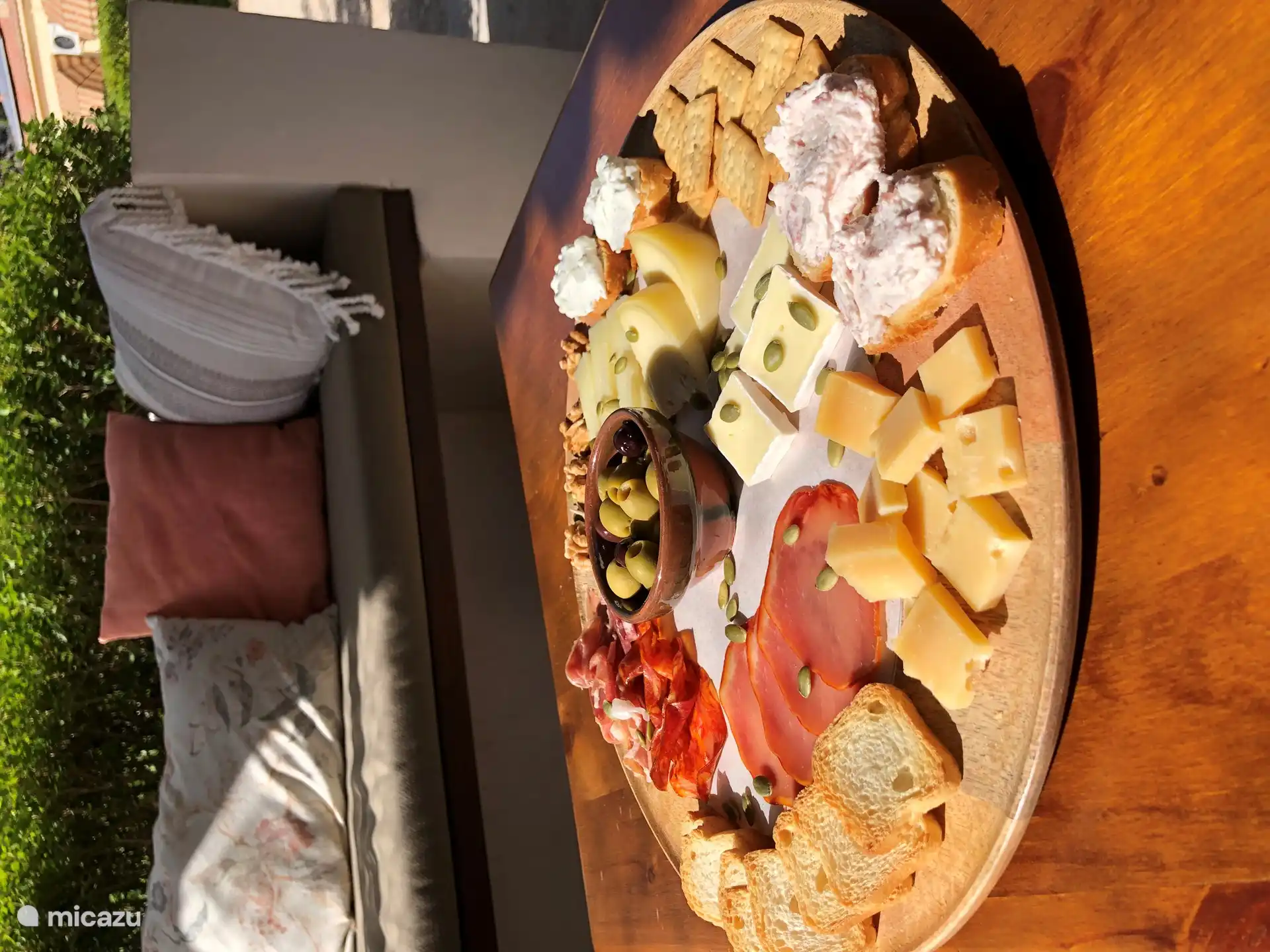 Puede pedirnos una tabla de jamón y queso.