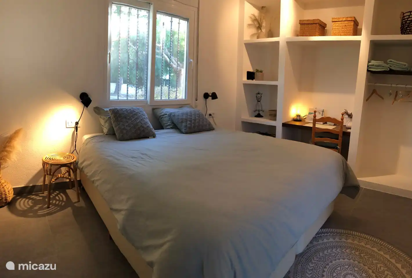 Amplio dormitorio nuevo con placard fijo y escritorio. Camas nuevas.