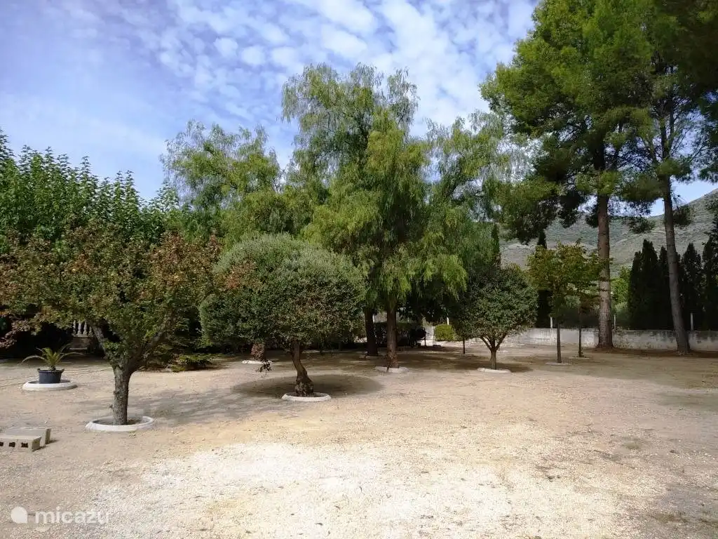 Nuestro jardín donde puedes jugar al bádminton, patear una pelota o jugar un juego de petanca o kubbs