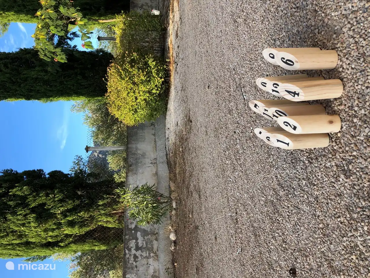 Hay varios juegos disponibles para jugar, tanto juegos de mesa como juegos al aire libre.