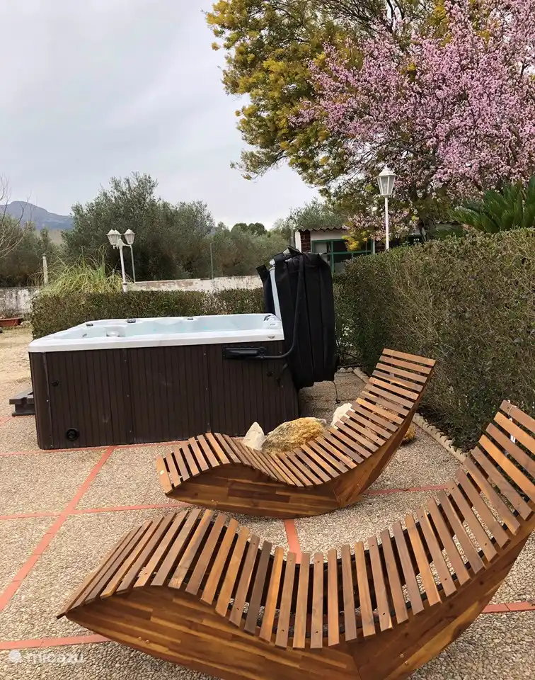 Camas relax junto al jacuzzi