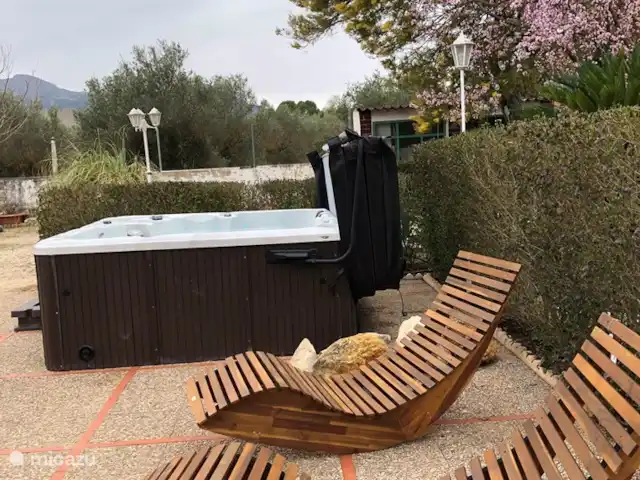 Location de Vacances Espagne, Costa Blanca, Gaianes, chambres d'hôtes -  Spa de Regina Lits relaxants à côté du jacuzzi