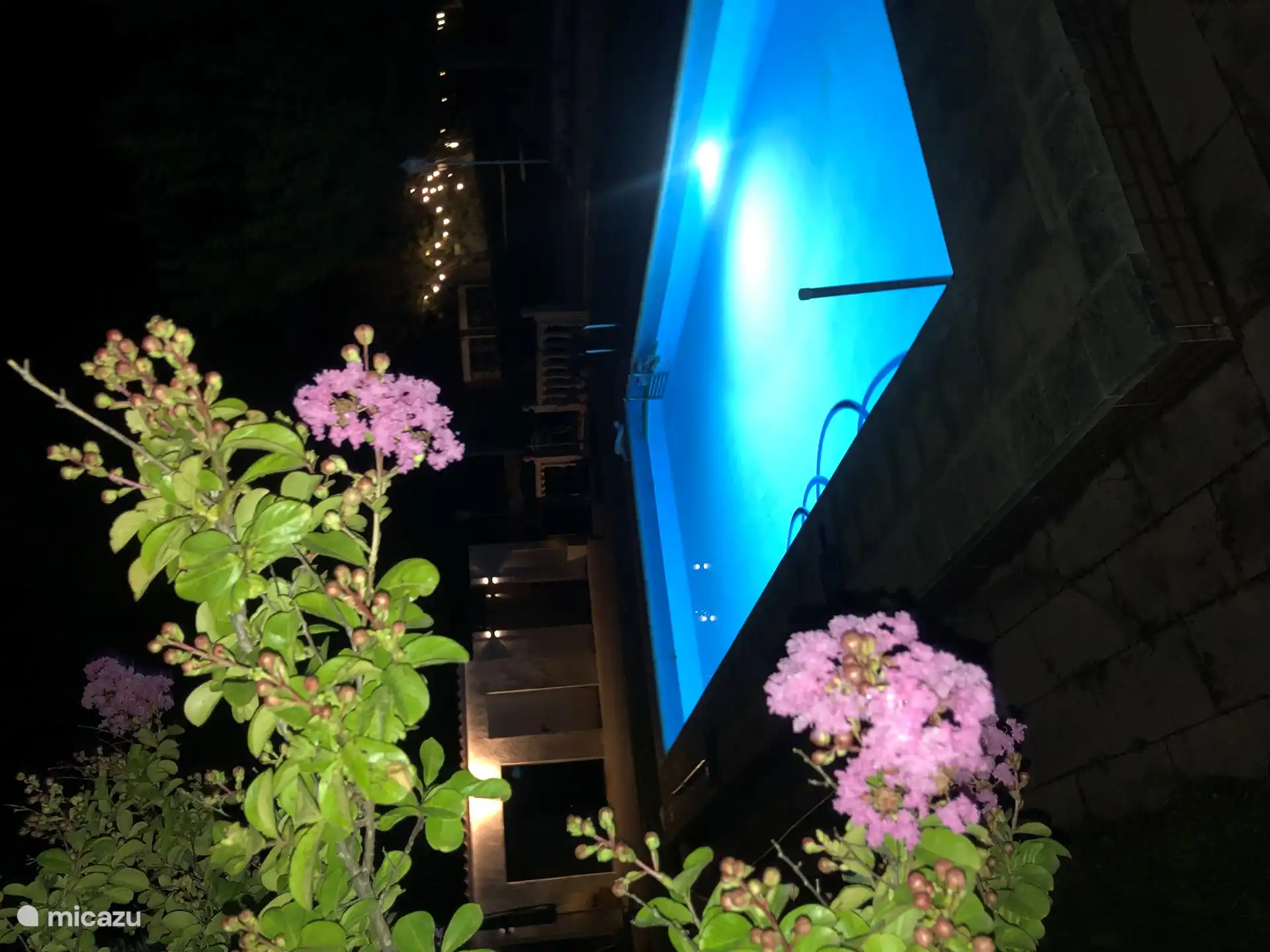 Piscina de magnesio iluminada