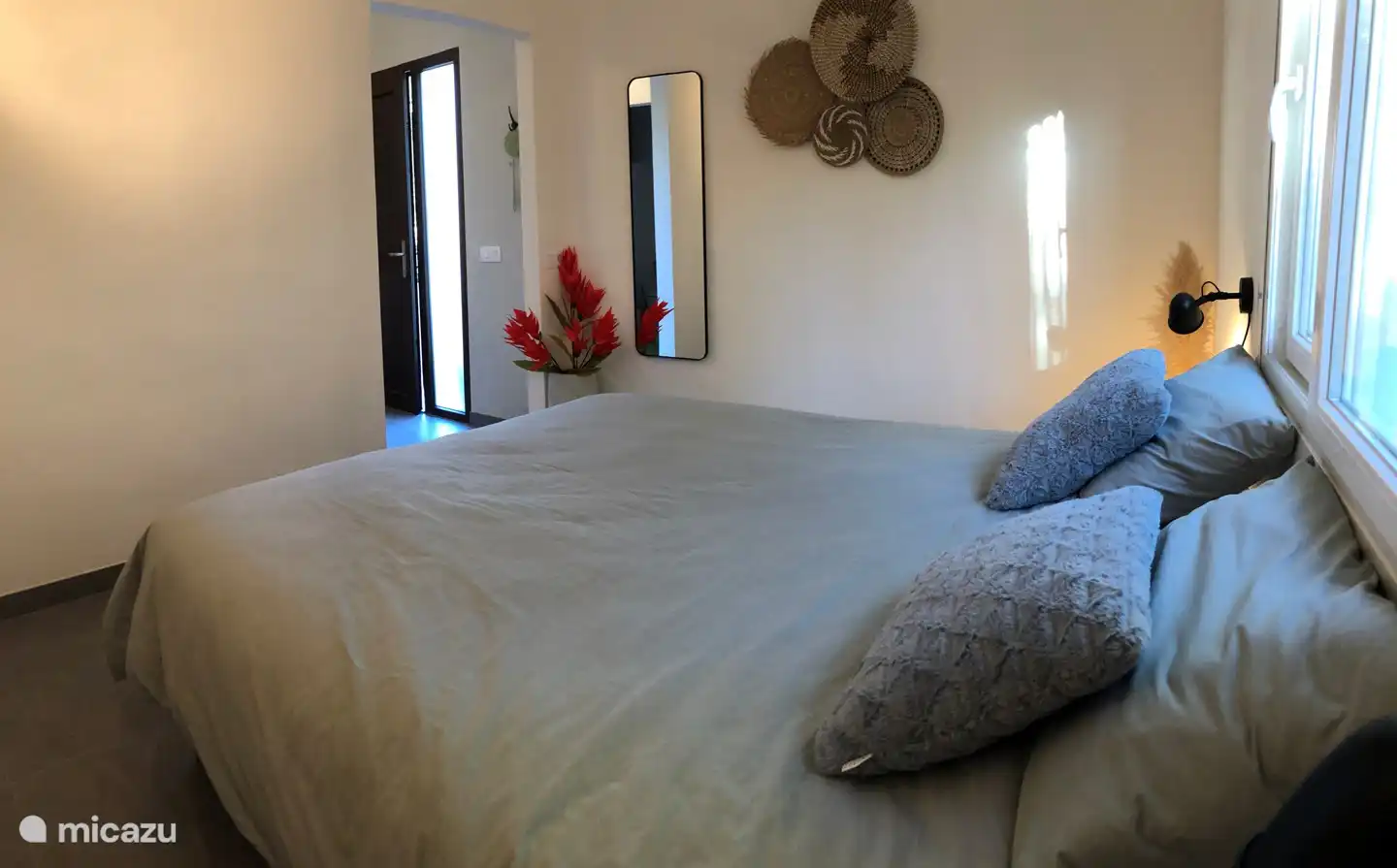 Amplio dormitorio con ventilador de techo Ventana con mosquitero y persiana. Aire acondicionado disponible.