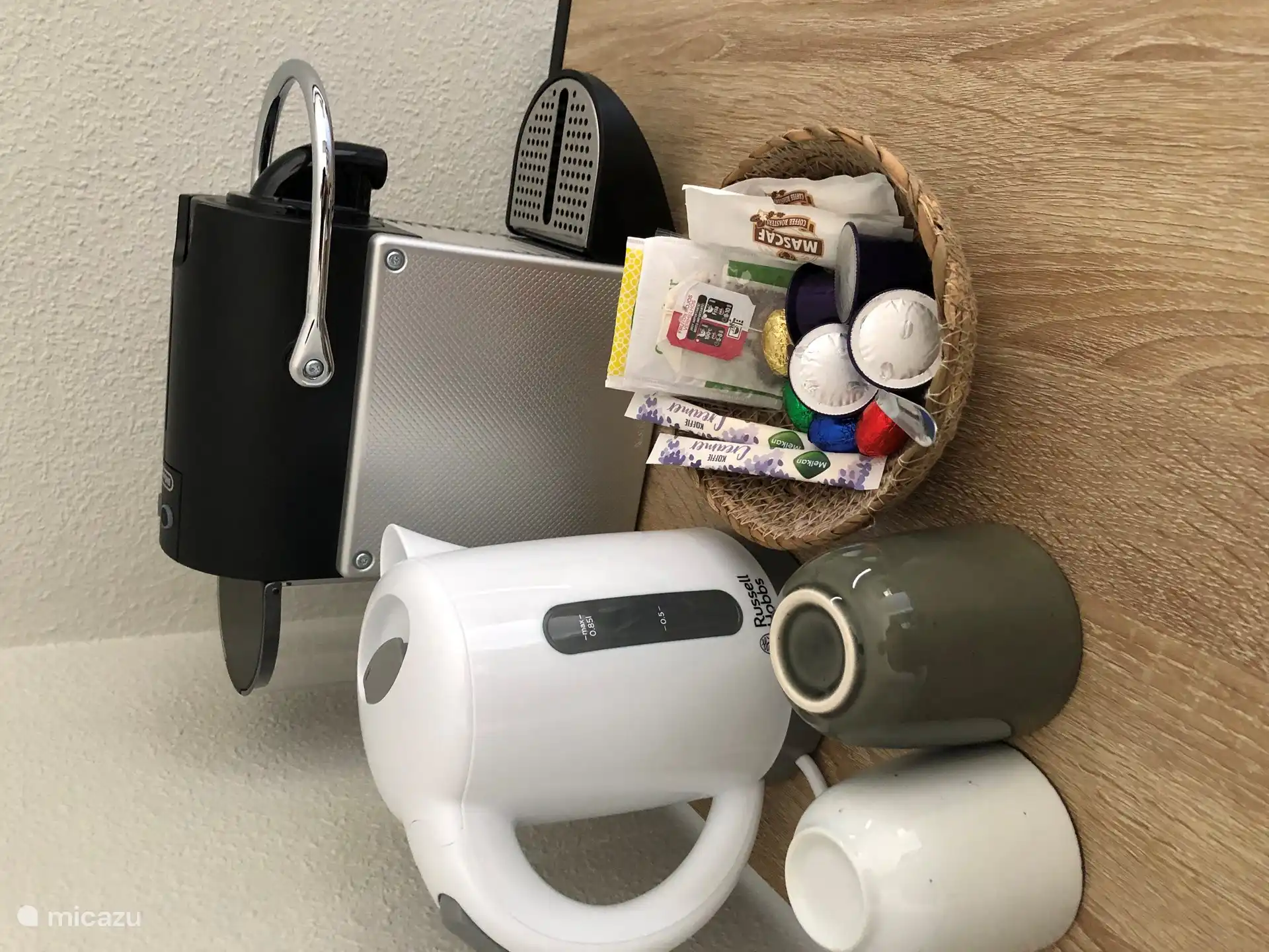 Café y té en la habitación.