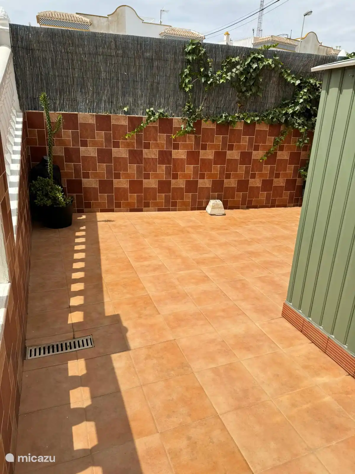 Every afternoon, that sun is abundantly present in the patio.