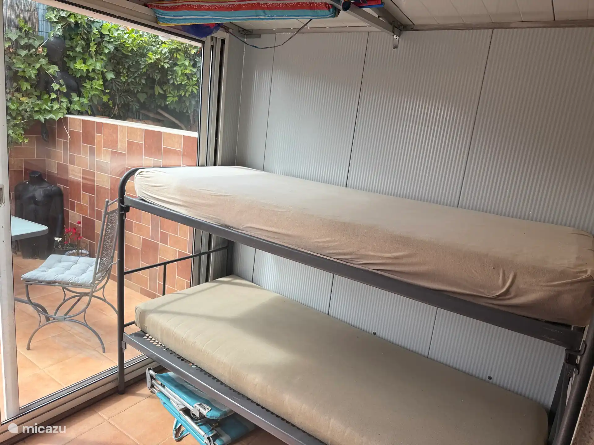 In the garden room there is a bunk bed 80x200 also cooled with the air conditioning.