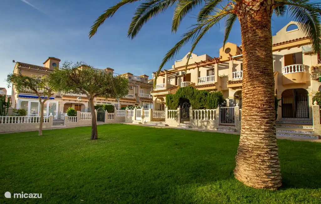 Escondite's green arch is a good addition when you're on the other side of the meadow.