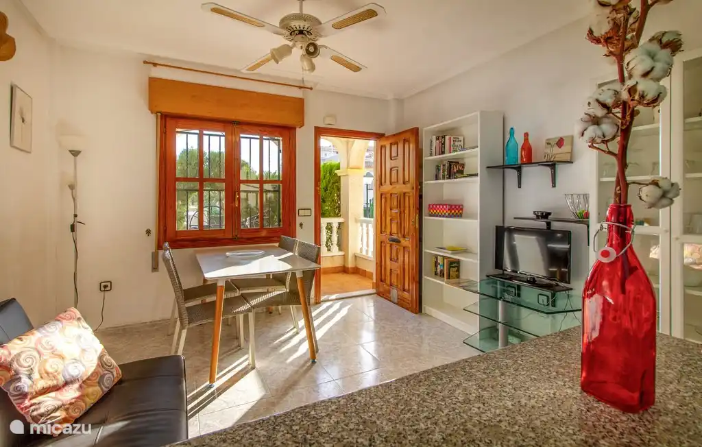 Modern living room with Smart TV, fiber optic internet and ceiling fan