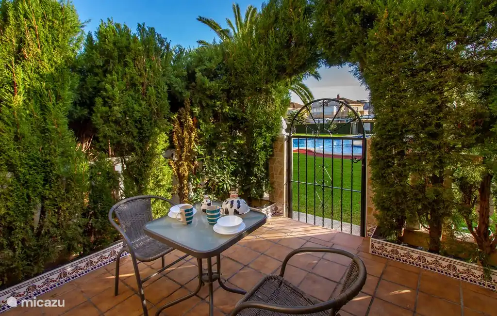 In the evening when the sun is still on the patio behind the house, it shows how nice it is to sit at the front.
