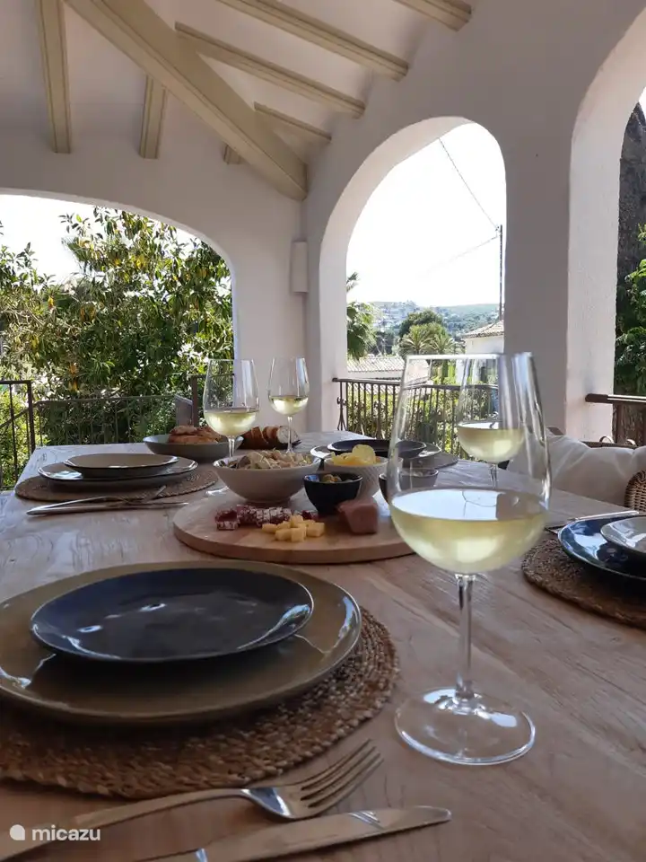 Leckeres Essen auf der kühlen Veranda