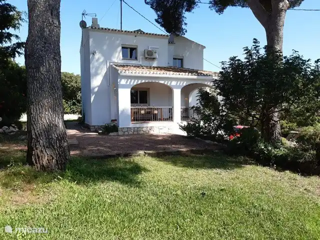 Naya und Garten neben dem Haus