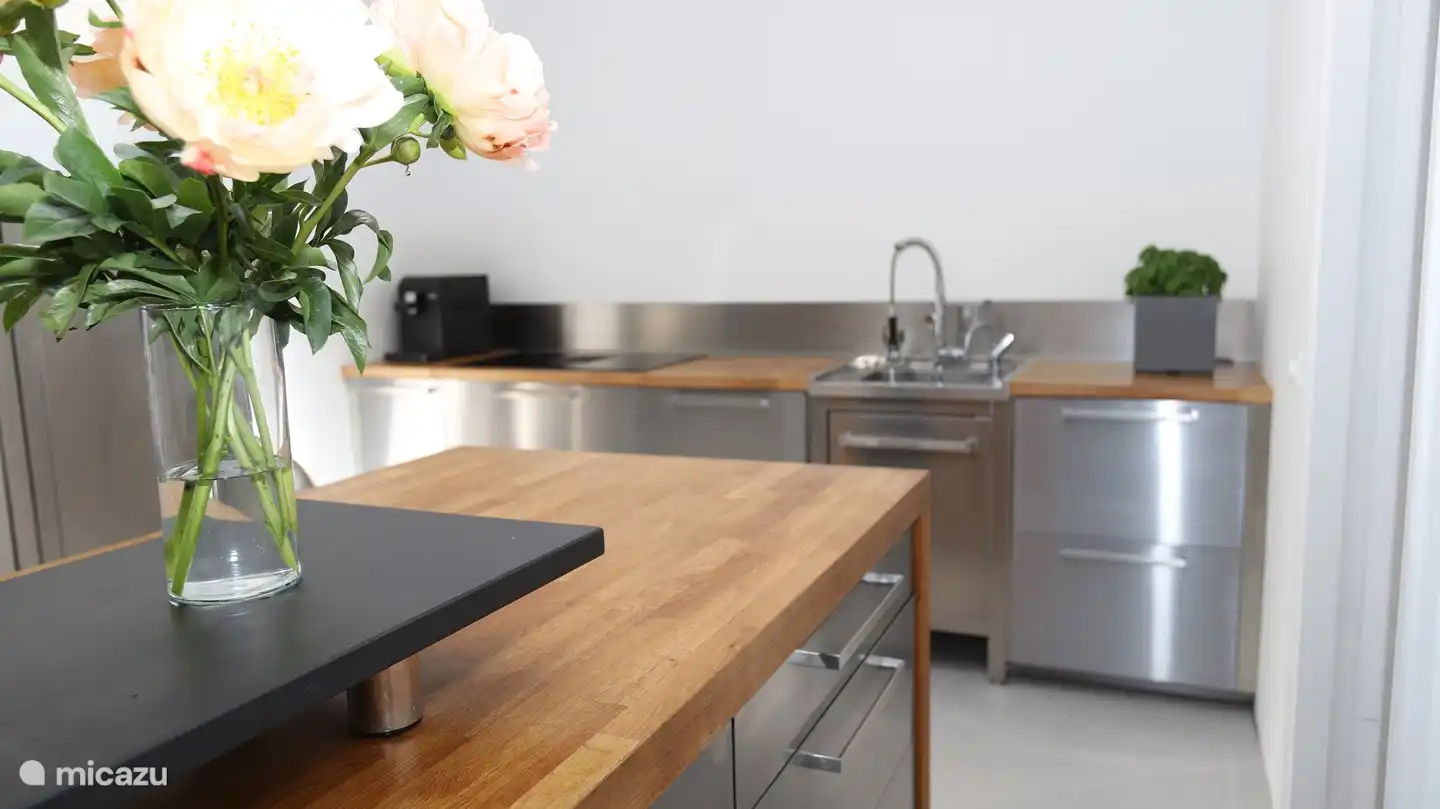 Küche mit Geschirrspüler, großem Kühlschrank, Gefrierschrank, Herd und Kombi-Mikrowelle