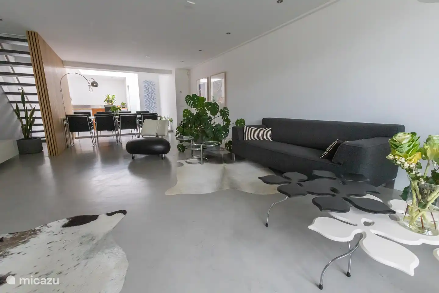 modernes Interieur mit vielen Designermöbeln