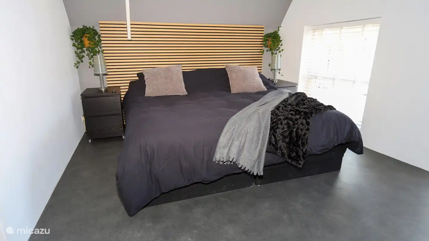 Hauptschlafzimmer mit elektrisch verstellbarem Bett für 2 Personen