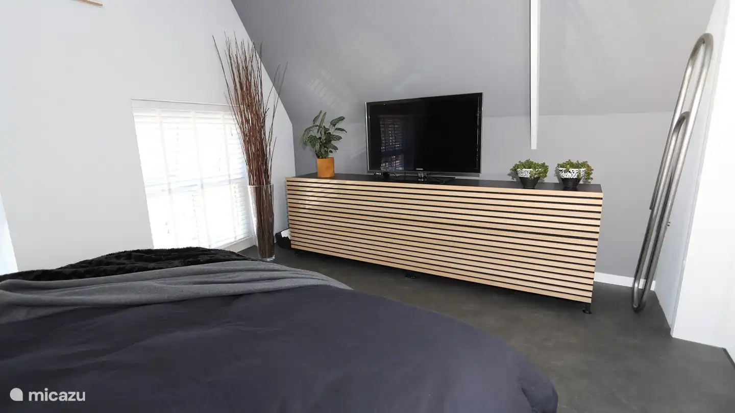 TV im Schlafzimmer und viel Stauraum im Schrank darunter