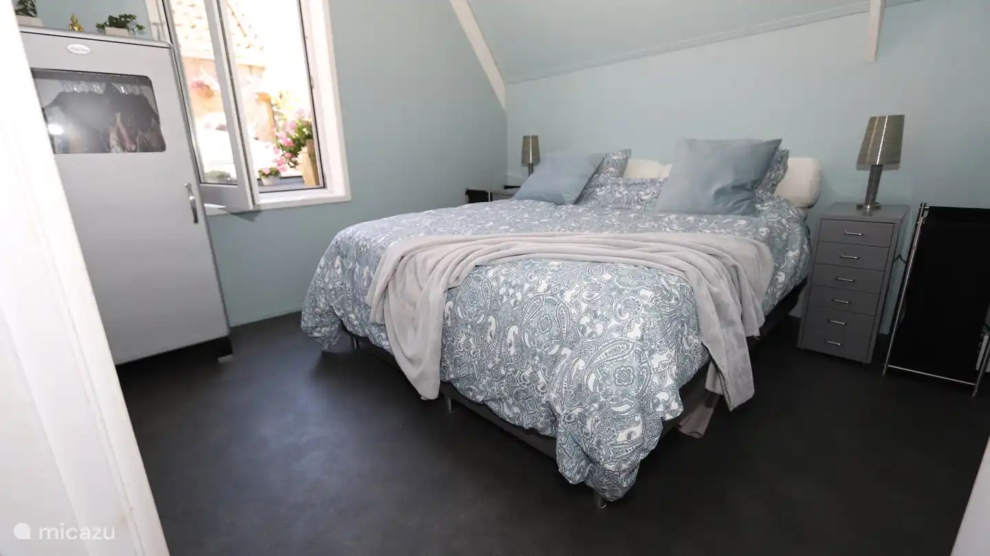 2. Schlafzimmer mit Doppelbett 160 x 200. Zugang zur Dachterrasse