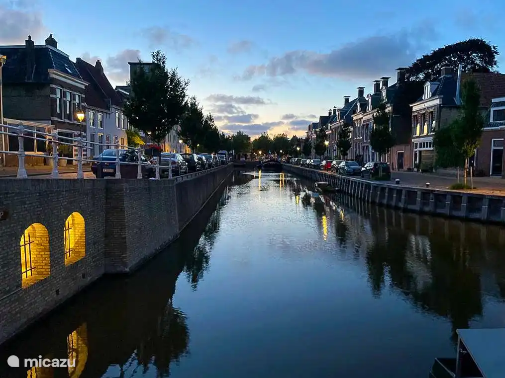 Die Abendsonne fällt über den Kanal, auf den Sie blicken