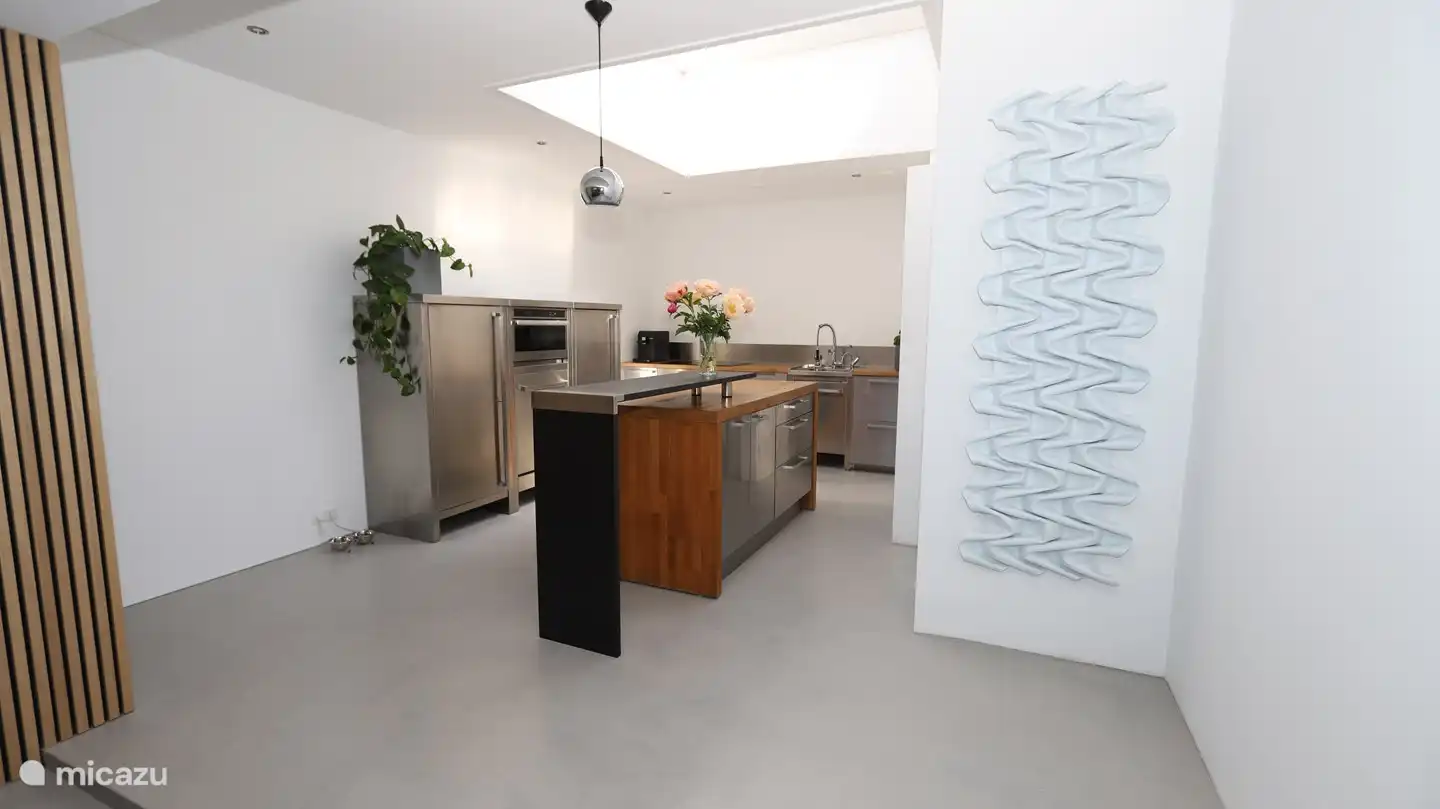 Die Küche ist komplett ausgestattet, einschließlich Geschirrspüler, Mikrowelle und Herd