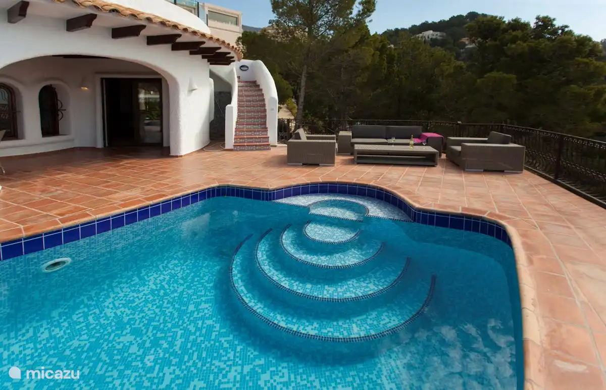 Treppe zum Schwimmbad