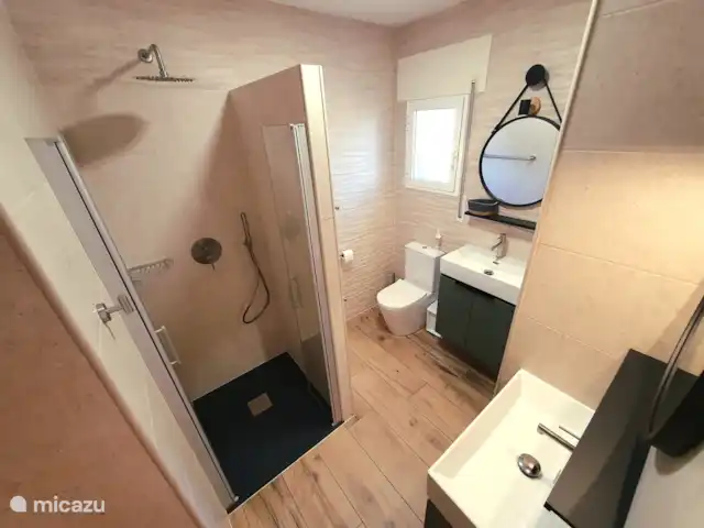 Casa El Toro Rojo | Espagne, Costa Dorada, L'Ametlla de Mar - maison de vacances Une des deux salles de bain avec douche pluie, deux lavabos et toilettes.