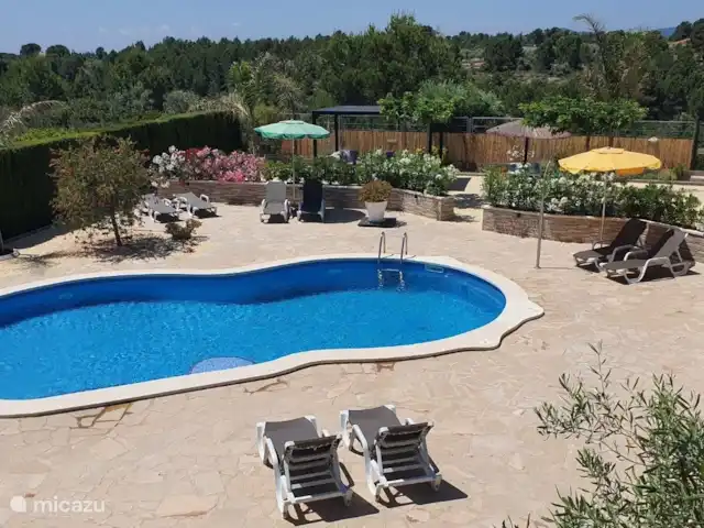 Casa El Toro Rojo | Espagne, Costa Dorada, L'Ametlla de Mar - maison de vacances La vue depuis votre terrasse sur le jardin, la piscine et la nature. Sur le côté gauche vous avez une vue sur la mer (non visible sur cette photo)