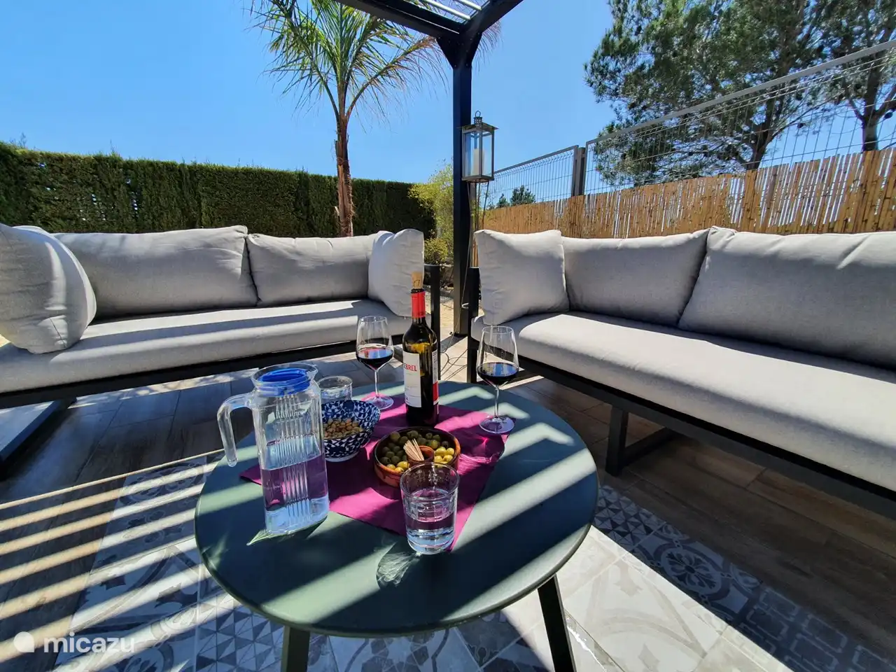 Kürzlich angelegter, nach Süden ausgerichteter Garten, den Sie im Sommer bis in die späten Abendstunden genießen können.