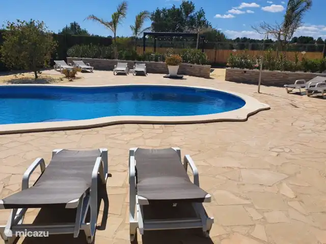 Casa El Toro Rojo | Espagne, Costa Dorada, L'Ametlla de Mar - maison de vacances La piscine avec de nombreux transats.