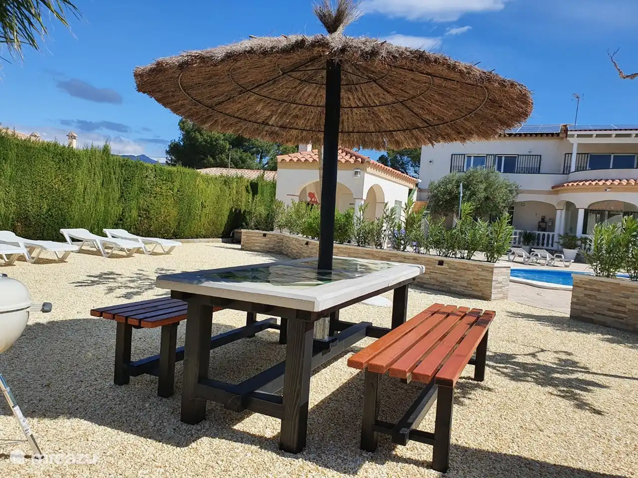 Der Picknicktisch mit typisch spanischem Heideschirm. Ein schöner Ort zum Frühstück, Mittag- oder Abendessen mit dem Weber-Grill immer in der Nähe.