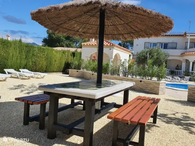 Casa El Toro Rojo | Espagne, Costa Dorada, L'Ametlla de Mar - maison de vacances La table de pique-avec parasol de bruyère typiquement espagnol. Un endroit charmant pour le petit-déjeuner, le déjeuner ou le dîner avec le barbecue Weber toujours à proximité.