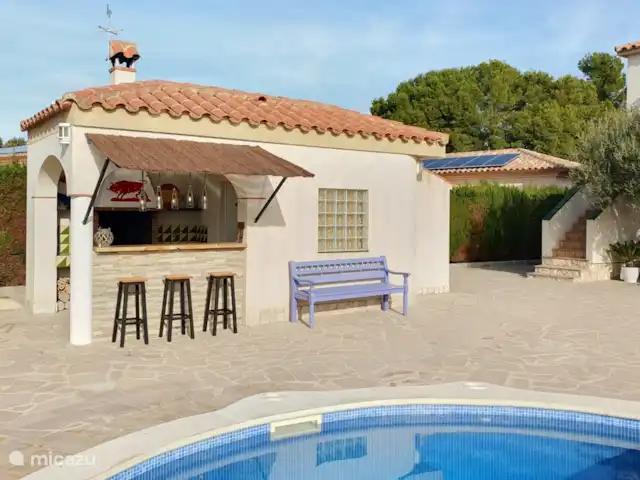 Casa El Toro Rojo | Espagne, Costa Dorada, L'Ametlla de Mar - maison de vacances La cuisine extérieure a été agrandie avec un pool bar avec plan de travail supplémentaire et réfrigérateur. Lorsque vous séjournez dans le jardin ou au bord de la piscine, vous pouvez y préparer vos propres boissons fraîches et/ou collations.