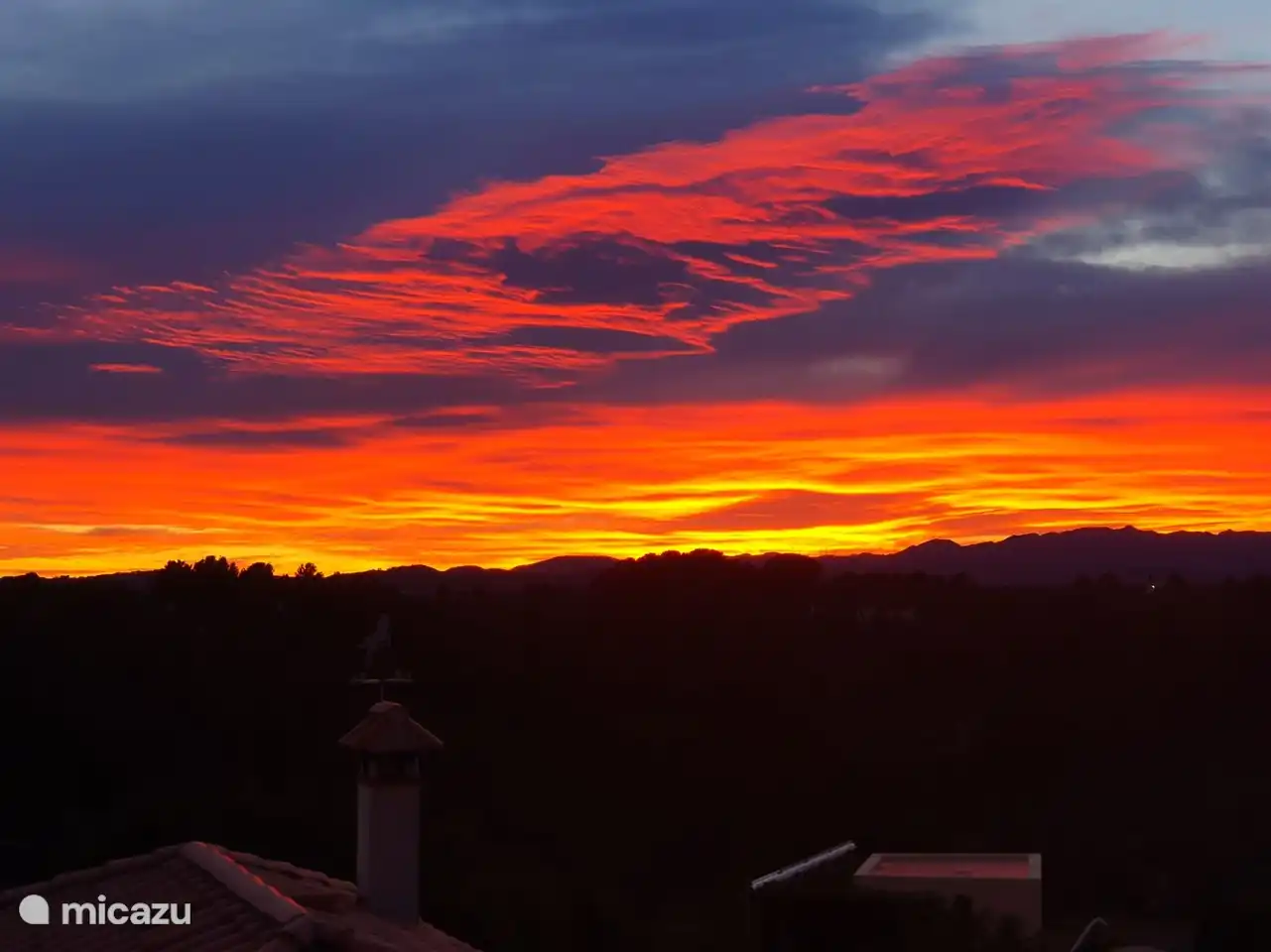 Genießen Sie tolle Sonnenuntergänge vom Garten oder von Ihrer Terrasse im Obergeschoss.