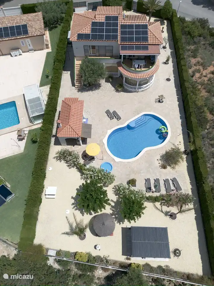 Übersichtsfoto des Grundstücks und Ihres Feriendomizils, das sich über die gesamte oberste Etage erstreckt.