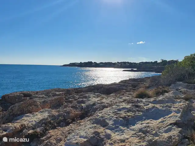 Casa El Toro Rojo | Espagne, Costa Dorada, L'Ametlla de Mar - maison de vacances La côte à Les Tres Cales, à environ 1500 mètres de votre maison de vacances. Il y a un sentier de randonnée, qui fait partie du GR-92, qui, serpentant le long du bord de la mer, révèle plusieurs criques au cours de la promenade, qui rivalisent de beauté. De bonnes chaussures de marche et une bonne condition physique sont une exigence.