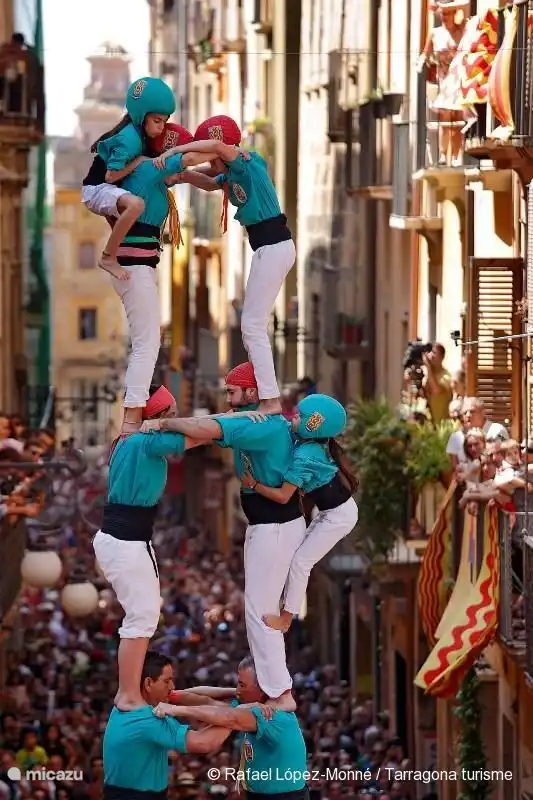 Menschenpyramiden (castells) zu formen ist eine uralte Tradition in Katalonien. Während der Sommermonate gibt es wöchentliche Auftritte dieser sogenannten Castellers in Tarragona. Ein atemberaubendes Schauspiel, das einen Besuch wert ist.