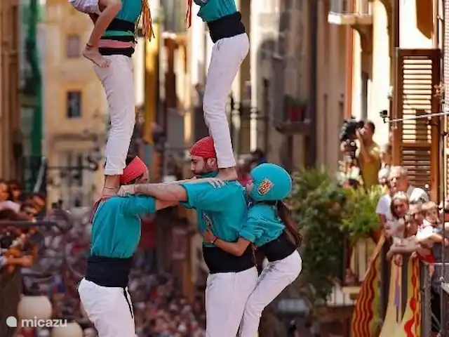Casa El Toro Rojo | Espagne, Costa Dorada, L'Ametlla de Mar - maison de vacances La formation de pyramides humaines (castells) est une ancienne tradition en Catalogne. Pendant les mois d'été, il y a des représentations hebdomadaires de ces soi-disant Castellers à Tarragone. Un spectacle à couper le souffle qui vaut le détour.
