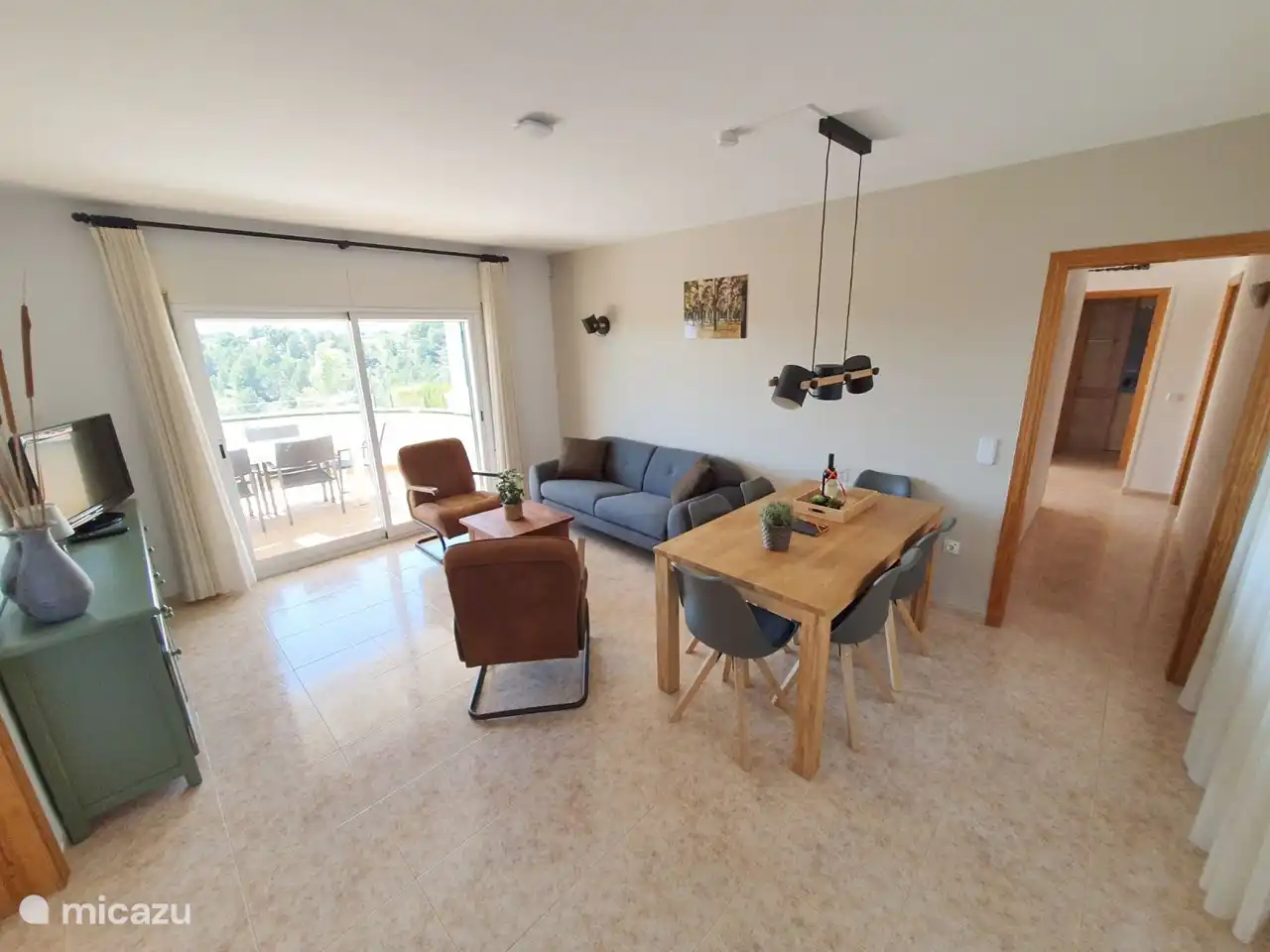 Das Wohn-/Esszimmer mit Schiebetür zur Terrasse.