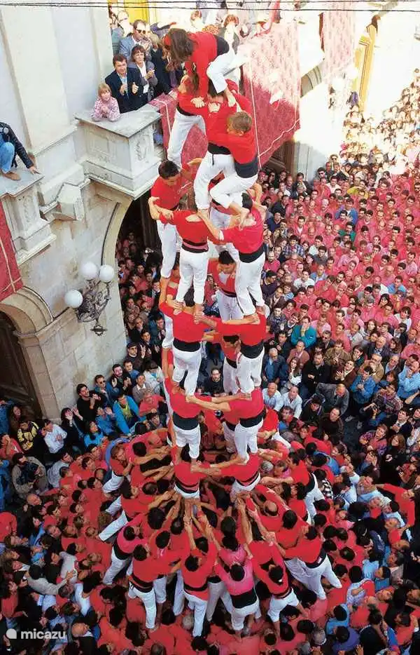 Die Menschenpyramiden erheben sich oft in schwindelerregende Höhen. Zehn Stufen ist die bisher höchste Stufe, die erstmals am 15. November 1998 von den Castellers von Vilafranca erreicht wurde.