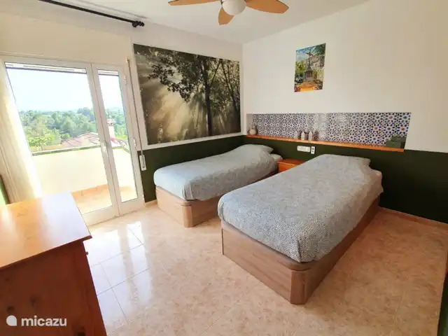 Casa El Toro Rojo | Espagne, Costa Dorada, L'Ametlla de Mar - maison de vacances Une des 3 chambres. Les tailles des chambres sont quasiment identiques et disposent toutes de 2 lits (200x90, pouvant être reliés à un lit double sur demande), placards, miroir, paravents, petit bureau et ventilateur au plafond.